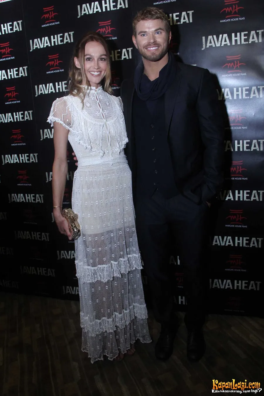 Kellan bersama Sharni Vinson saat premiere JAVA HEAT di Jakarta