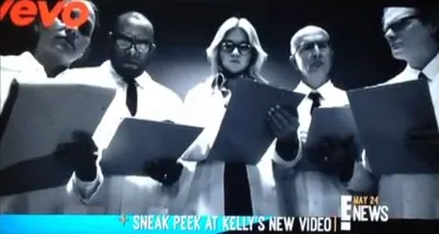 Kelly di tengah. Terlihat menakutkan ya? @www.aceshowbiz.com