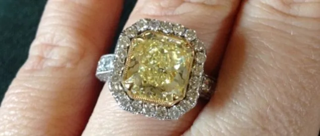 Cincin pertunangan Kelly Clarkson @ dailymail.co.uk