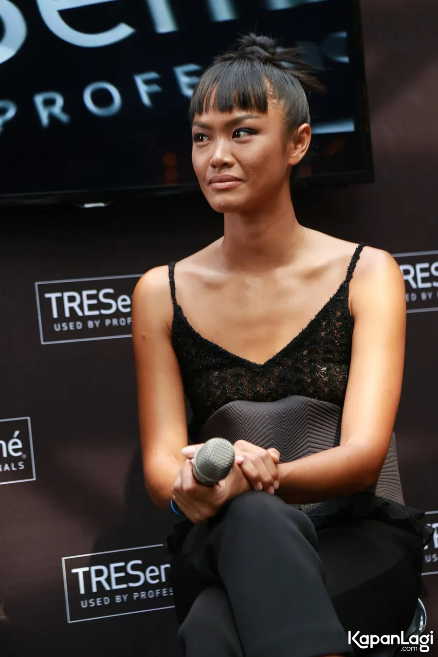 Kelly Tandiono punya masalah dengan rambutnya © KapanLagi.com®/Agus Apriyanto