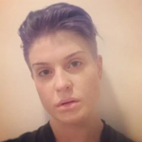 Bangga, Kelly pamer rambut barunya @ instagram.com/kellyosbourne