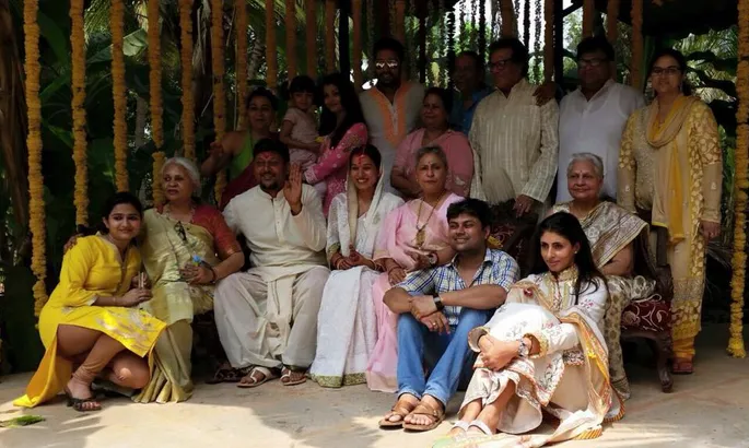 Inilah foto keluarga besar Bachchan saat menghadiri pernikahan sepupu Abhishek Bachchan @pinkvilla.com