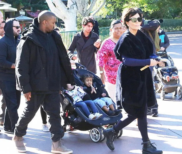Keluarga Kardashian liburan ke Disneyland © Dailymail