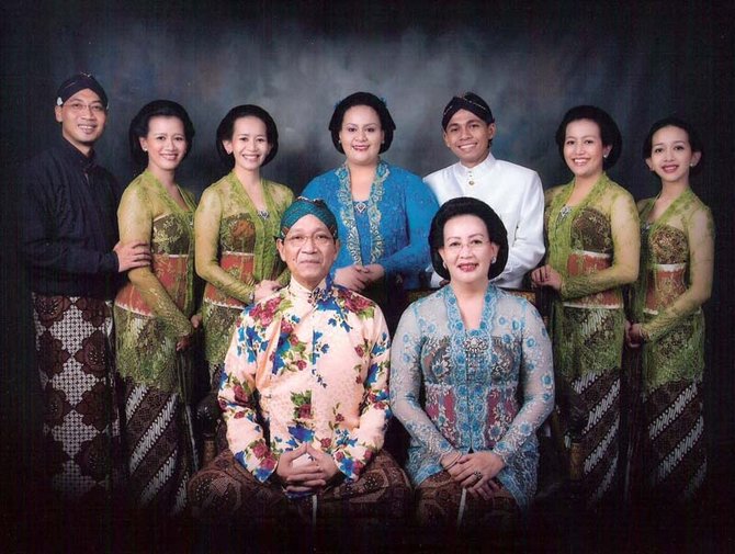 Keluarga Keraton Jogja memakai batik © UNESCO