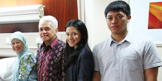 Rasyid (Paling Kanan) bersama keluarga