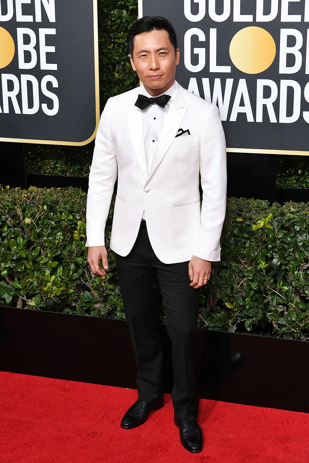 Kelvin Yu pakai tuzedo putih. Credit: Shutterstock via hollywoodlife