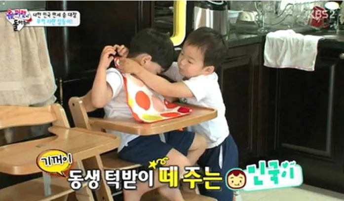 Momen saat Minguk membantu Mansae rapikan alas dadanya. ©soompi.com