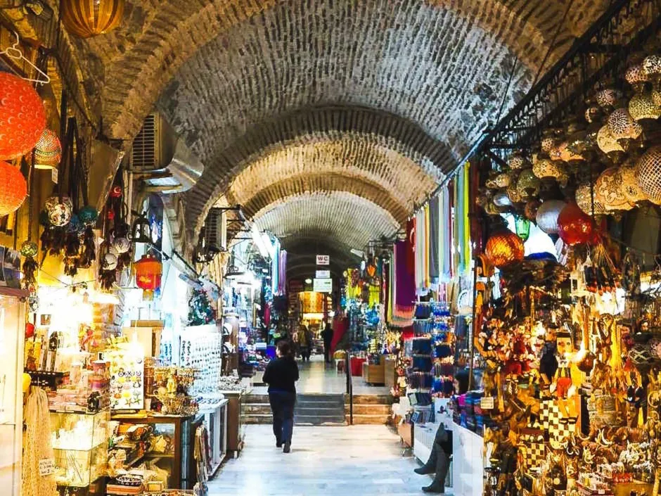 Kamu bisa berbelanja di Kemeralti yang terletak di Izmir (credit: matadornetwork.com)