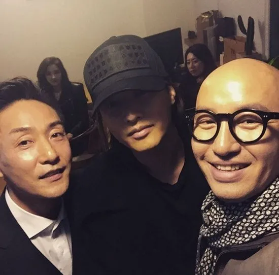 Won Bin wefie bareng Hong Seok Chun. © netizenbuzz.blogspot.co.id
