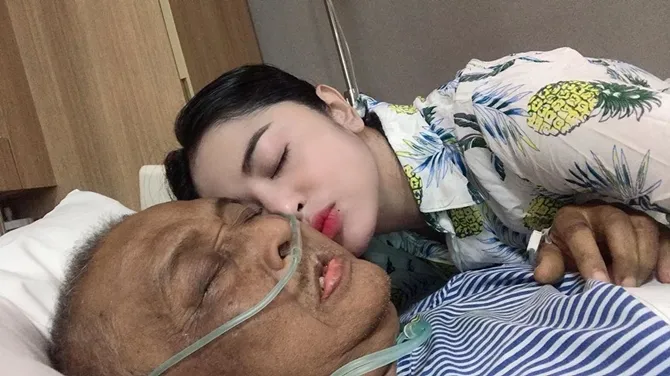 Dewi Perssik bersama ayah (credit: instagram.com/dewiperssikreal)