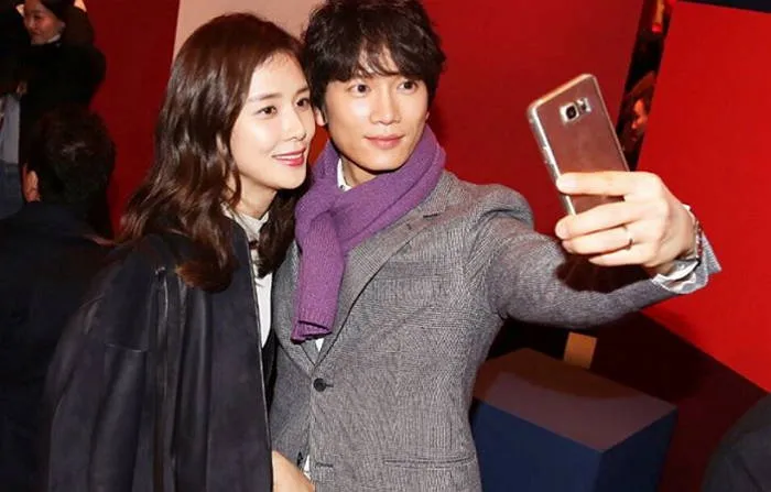 Momen Ji Sung dan Lee Bo Young saat wefie di muka umum. © soompi.com