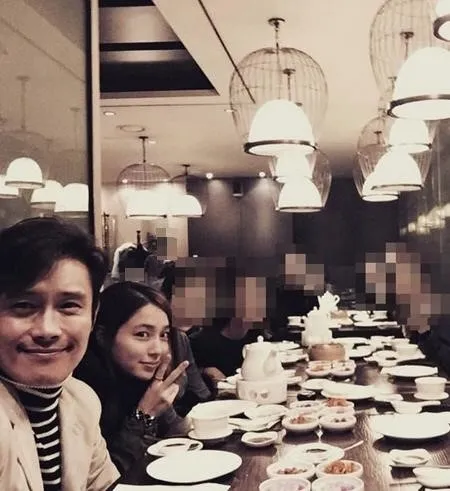 Kebersamaan Lee Byung Hun dan sang istri, Lee Min Jung. © kdramastars.com