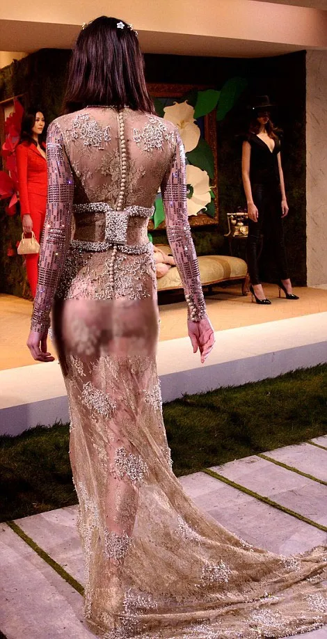 Kenakan outfit terawang, Kendall Jenner ekspose bagian pribadi © Shutterstock via dailymail.co.uk