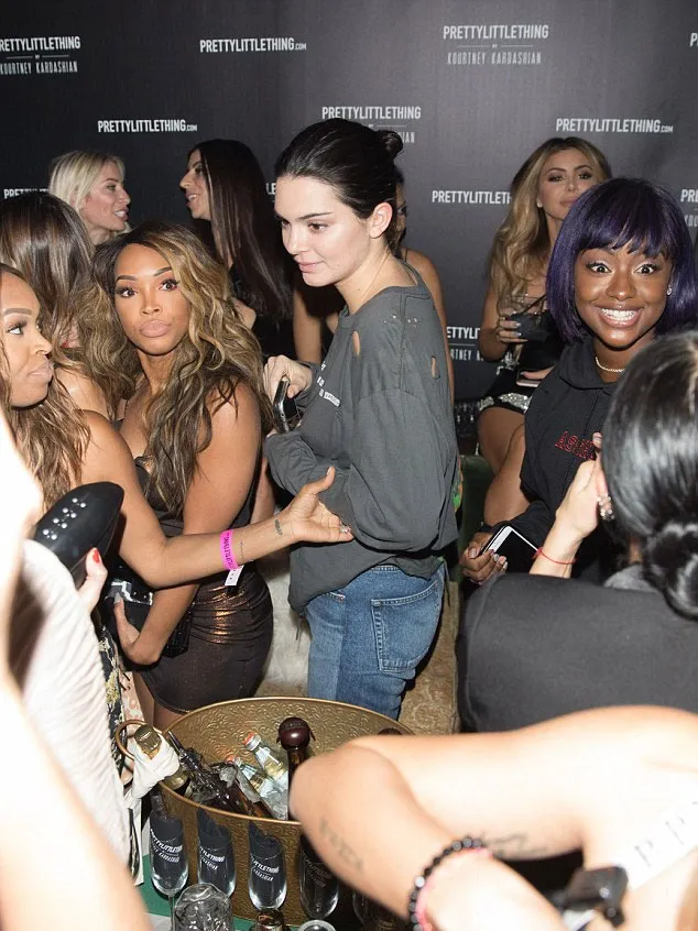 Kendall Jenner tampil sangat santai di acara yang digelar Kourtney 9 dailymail.co.uk