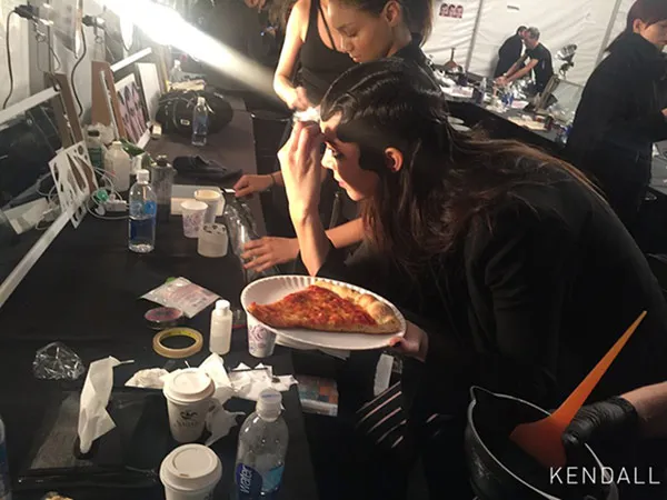 Kendall make-up sambil makan pizza © Kendall's website