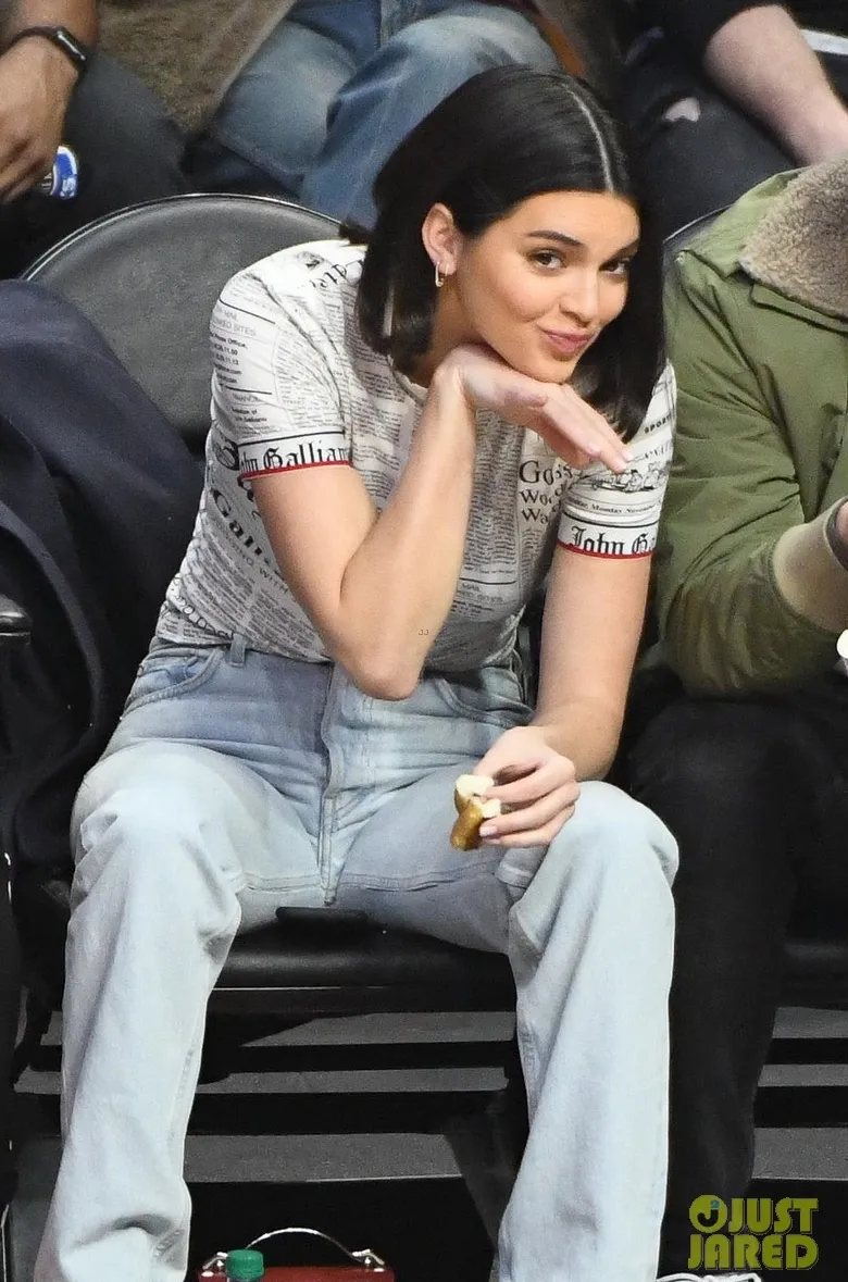 Kendall mendukung Blake dengan ekspresi imut. Credit: Just Jared