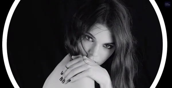 Kendall Jenner topless di iklan terbarunya © Youtube