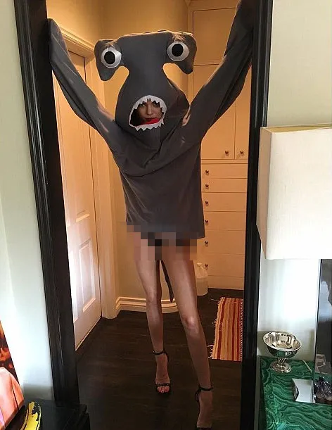 Kendall Jenner menjelma jadi hiu © Instagram/lovemagazine