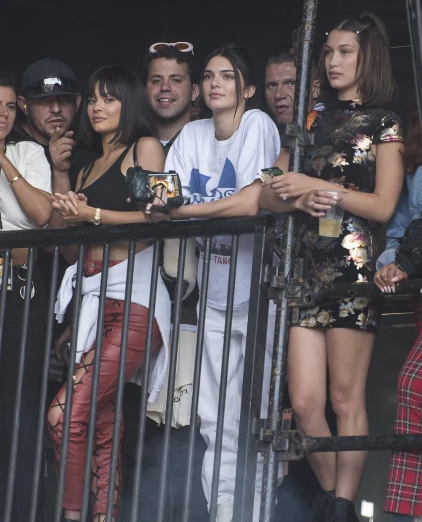 Kylie nonton Travis bareng Kendall dan Bella © Justjared