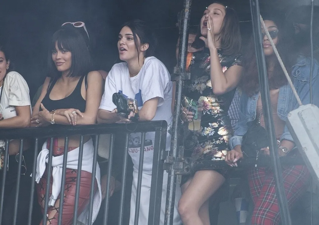 Kylie, Kendall, dan Bella tampak menikmati pertunjuakkan © JustJared