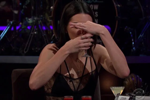 Bahkan, Kendall Jenner memilih untuk tidak memberikan komentar apapun tentang pertanyaan James Corden © YouTube/The Late Late Show with James Corden
