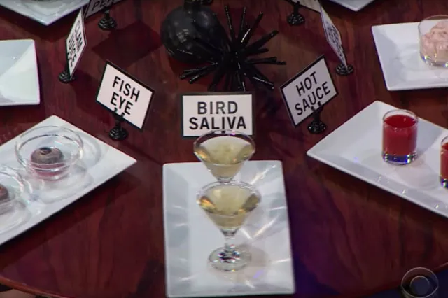 James Corden belum selesai membacakan pertanyaan, Kendall Jenner sudah bersiap untuk meminum ludah burung © YouTube/The Late Late Show with James Corden