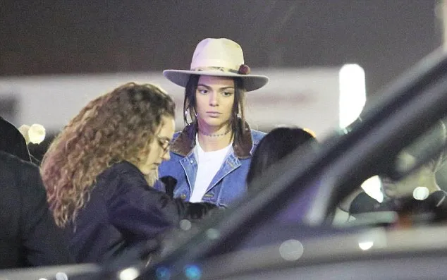 Kendall Jenner terlihat termenung © via dailymail.co.uk