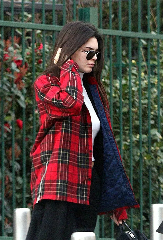 Penampilan casual dengan wajah no make up Kendall Jenner di Millan Fashion Weeks. ©exsposurephoto via dailymail.co.uk