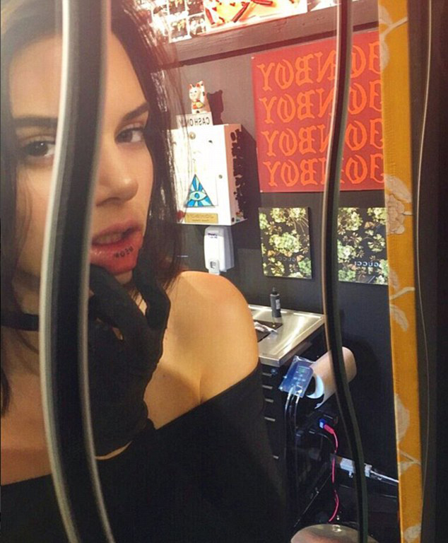  FOTO Kendall Jenner Bikin Tato Baru di Bibir Keren Atau 