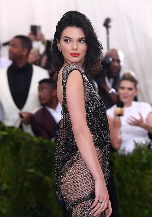 Penampilan Kendall semakin sempurna dengan gaya rambut dan riasan makeup on point © Shutterstock/dailymail.co.uk