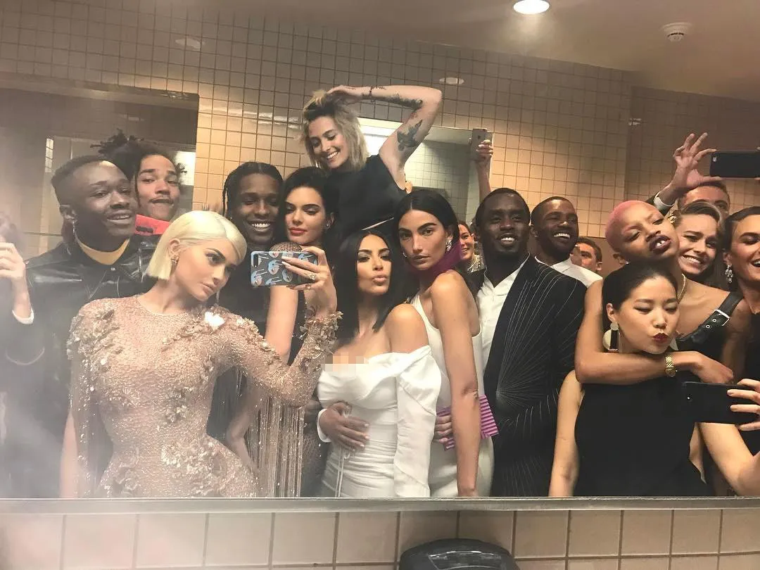 Kylie Jenner selfie bareng artis-artis top Hollywood © instagram.com/kyliejenner