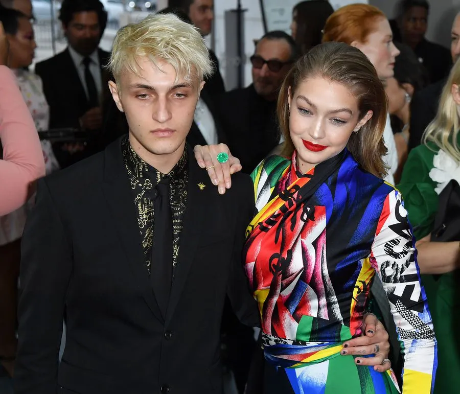 Anwar saat menghadiri CFDA Fashion Awards bersama Gigi © AFP