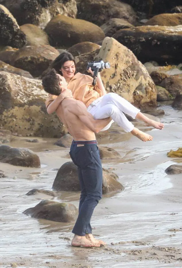 Kendall digendong mesra cowok lain © dailymail.co.uk