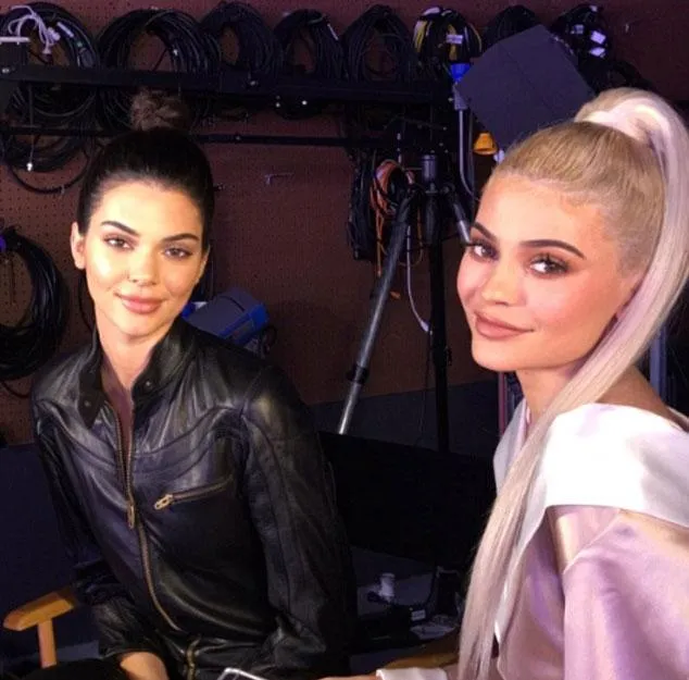 Bibir Kendall mulai terlihat montok sejak foto ini © twitter.com/kendalljenner