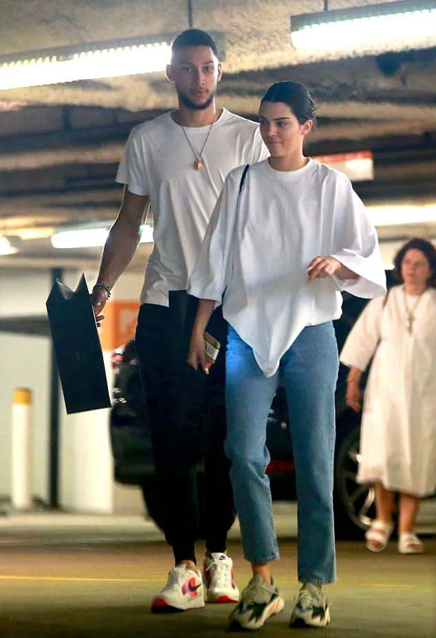 Kendall shopping bareng gebetan barunya © BackGrid via dailymail.co.uk