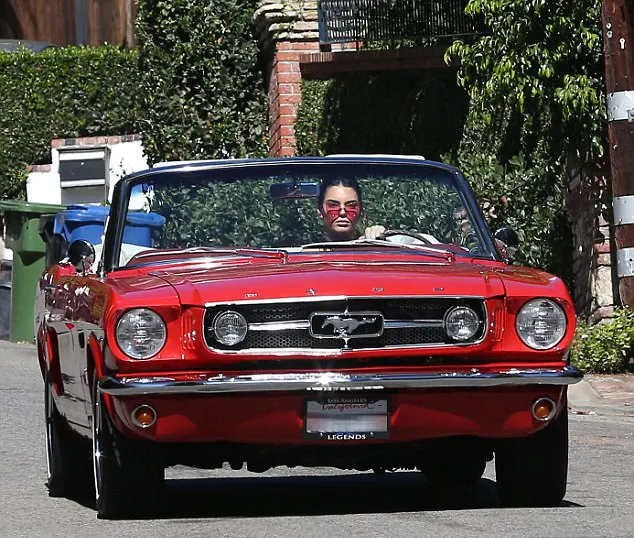 Kendall dan mustang-nya yang super keren @ FameFlynet/dailymail.co.uk