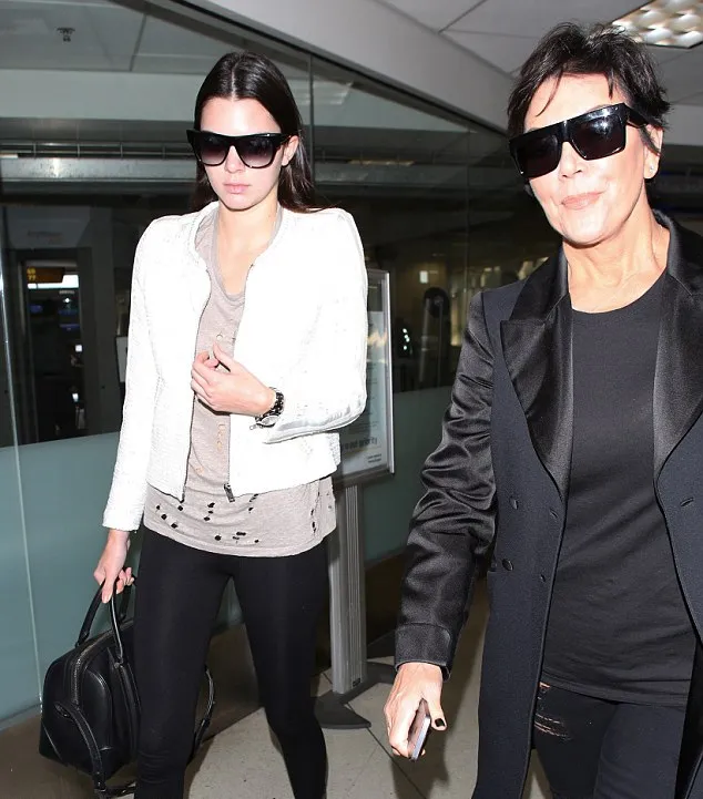 Kendall Jenner dan ibunya @ dailymail.co.uk