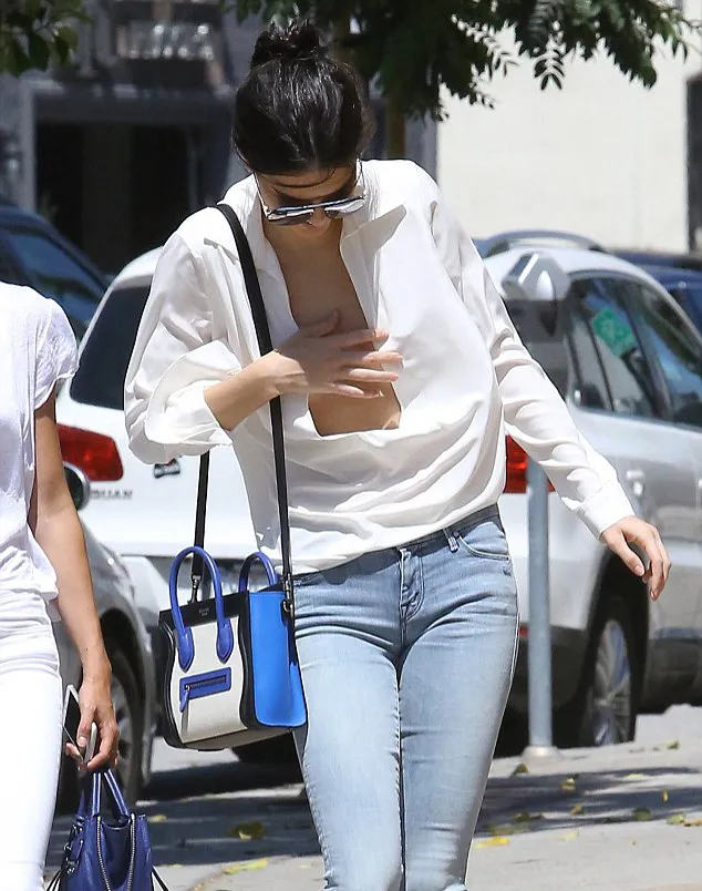 Kendall nyaris nip slip @ dailymail.co.uk