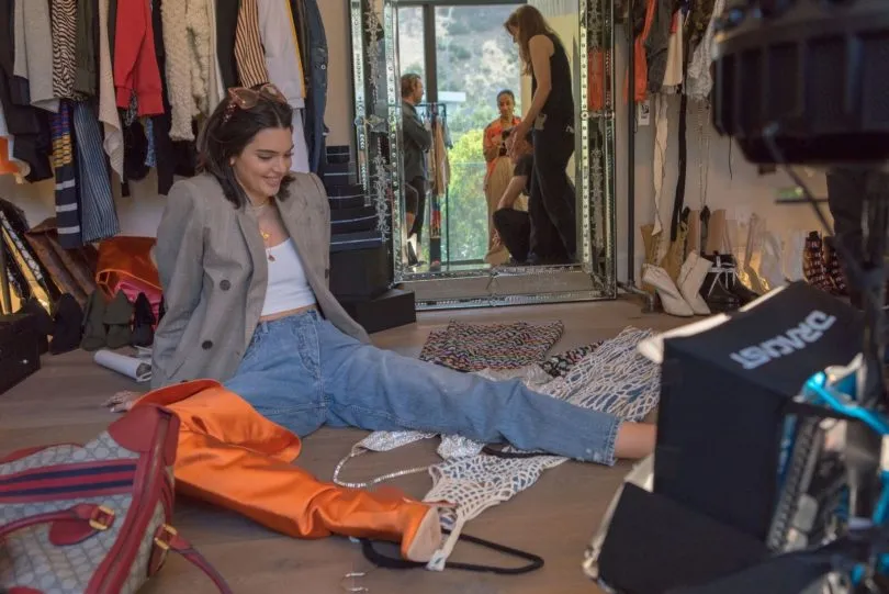 Yakin kamu nggak bakal iri melihat berbagai koleksin mewah yang ada di dalam closet Kendall Jenner? © Vogue