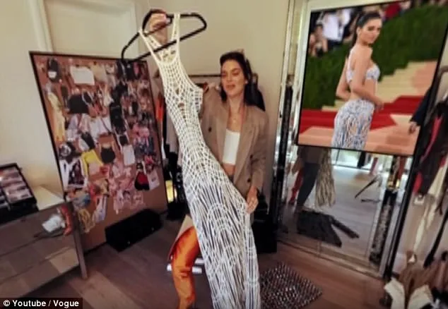 Masih ingat dong dengan gaun Kendall yang pernah dipakai di Met Gala 2016 ini? © Vogue