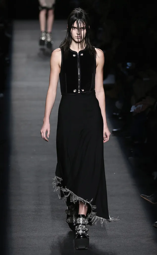 Kendall bak mayat hidup @ eonline.com