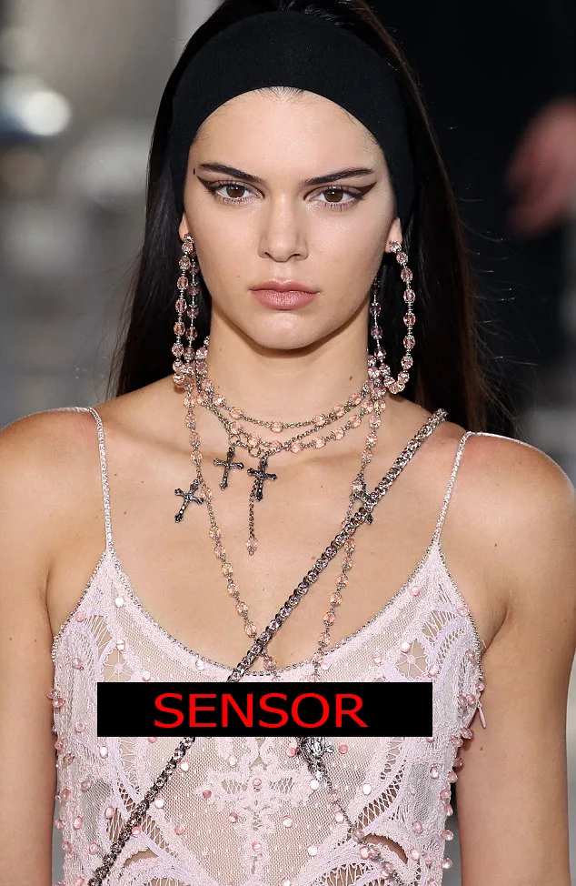 Kendall ketahuan pasang tindik di bagian pribadi @ dailymail.co.uk