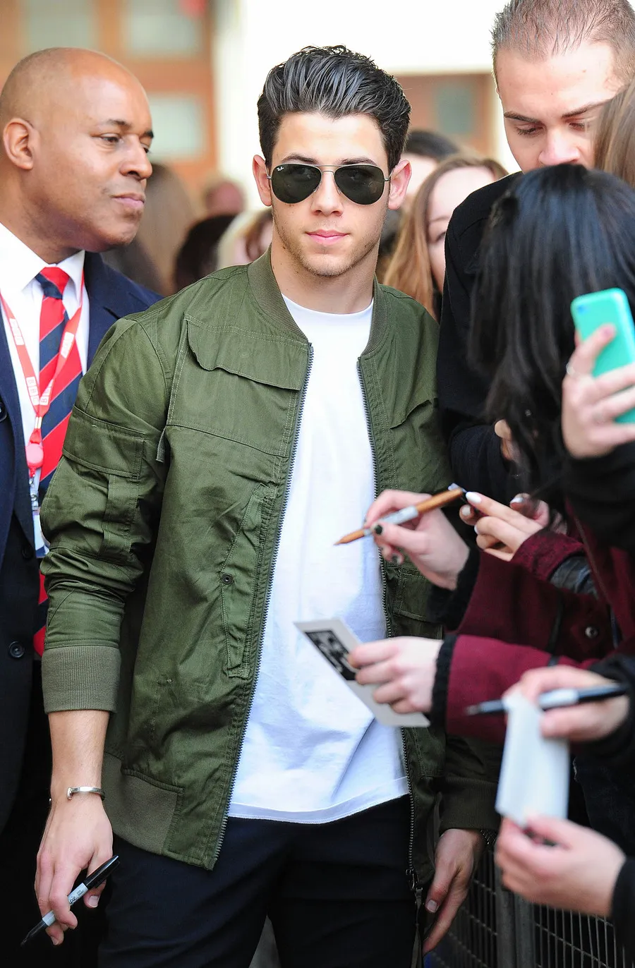 Nick bantah rumor pacaran dengan Kendall © FameFlynet.com