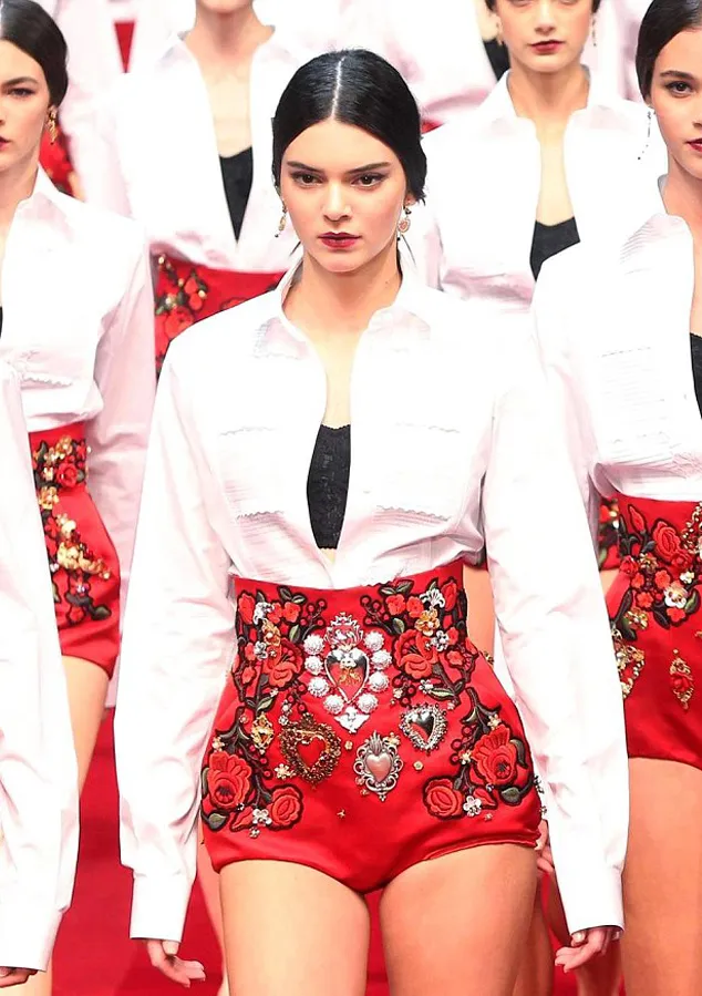 Penampilan stunning Kendall di atas catwalk @ dailymail.co.uk