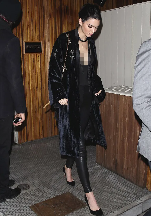 Kendall nekat muncul tanpa bra © dailymail.co.uk