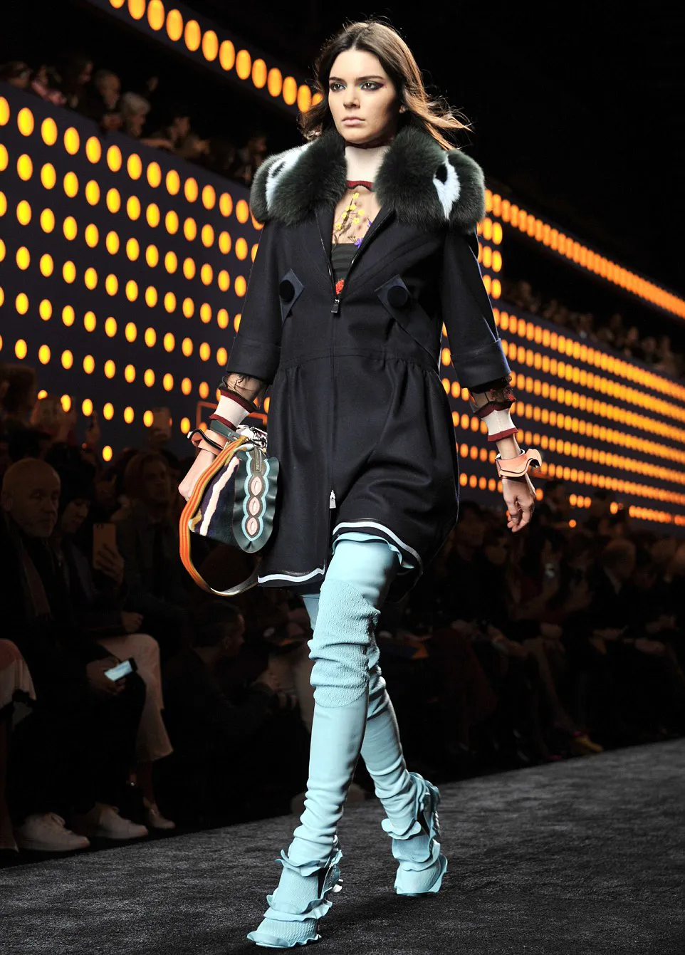 Kendall cantik di atas runway © Shutterstock