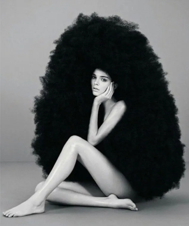 Pose bugil Kendall dalam pemotretan terbarunya @ instagram.com/krisjenner