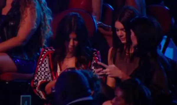 Kardashian bersaudara main HP saat mengheningkan cipta @ istimewa