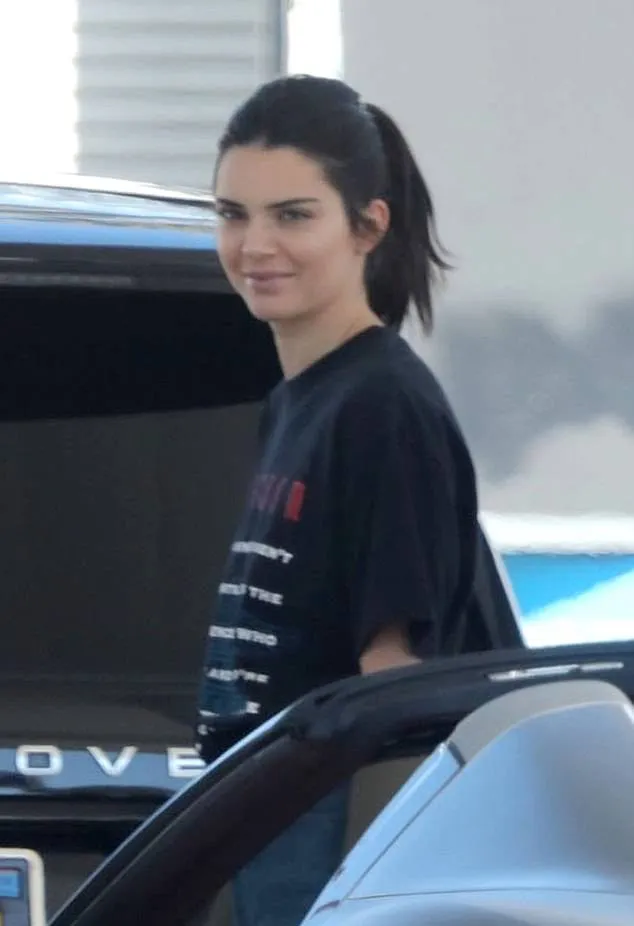 Kendall cantik saat tampil casual dan natural © BackGrid via dailymail.co.uk