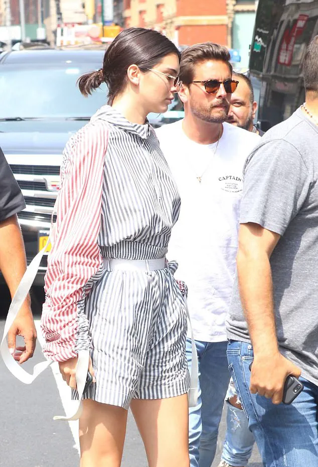 Kendall tampil cute dengan outfit jadulnya © dailymail.co.uk